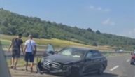 Jeziv prizor na auto-putu ka Beogradu: Mercedesom se zabio u bankinu, automobil potpuno uništen