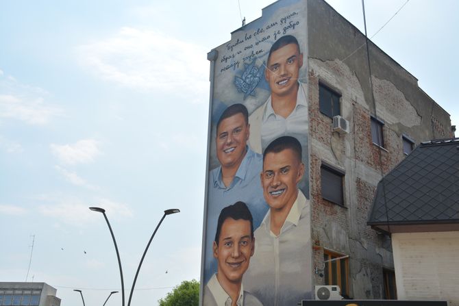 Mural nastradalim mladićima u Čačku Mural nastradalim mladićima u Čačku