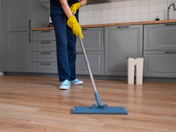 čišćenje poda, spremačica, čistačica