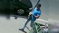 Ako prepoznajete muškarca u plavoj majici, pozovite policiju: Sumnja se da je ukrao novac iz parkiranog auta