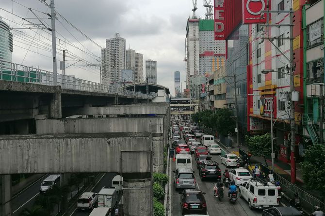 Wie eine Grenze Arm und Reich in Manila trennt: Einige Straßenszenen sind überwältigend