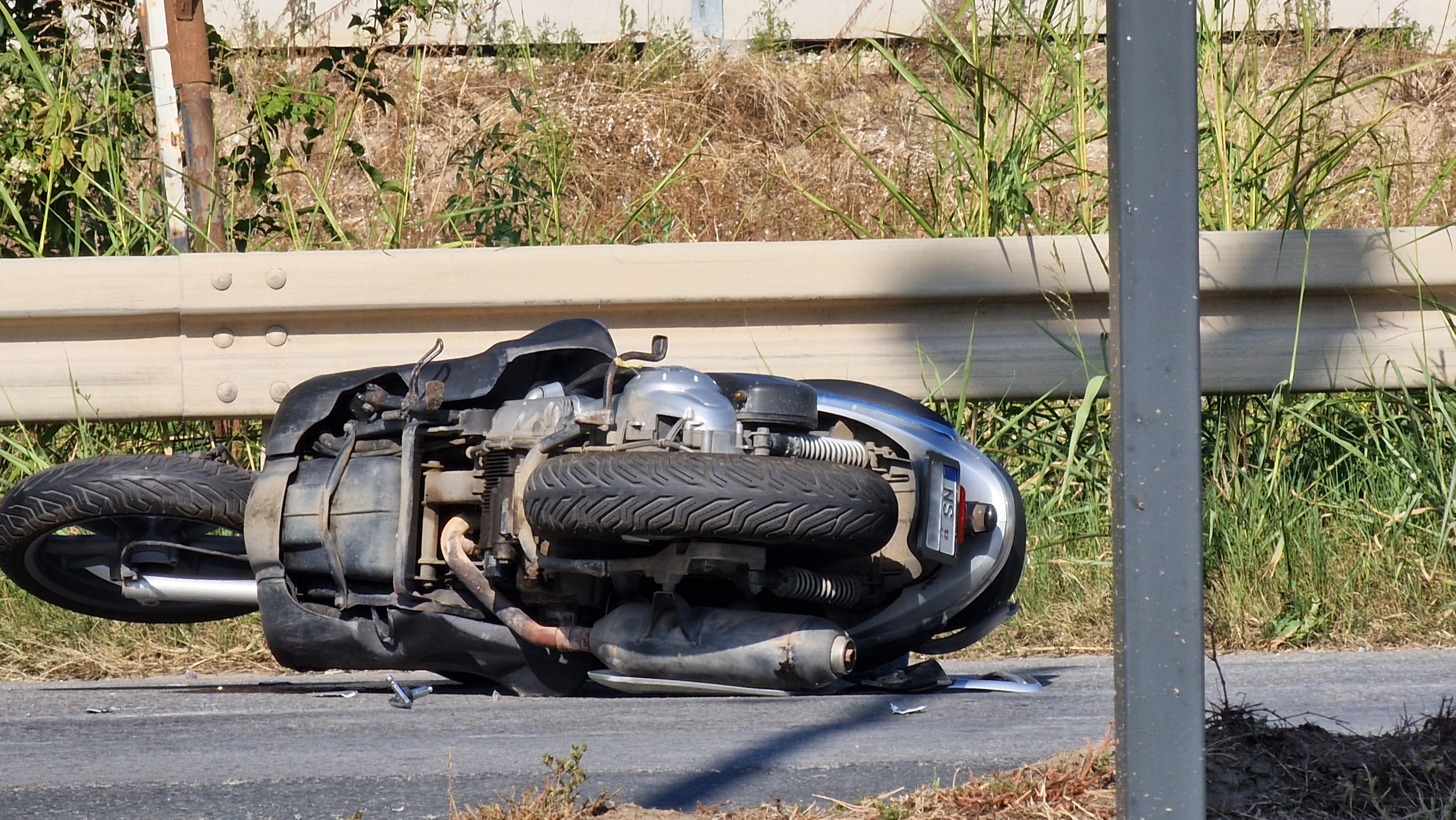 Motorista udario u banderu kod Leskovca! Bore mu se za život!