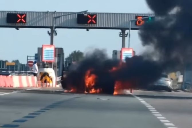 Gori automobil na naplatnoj rampi Stara Pazova