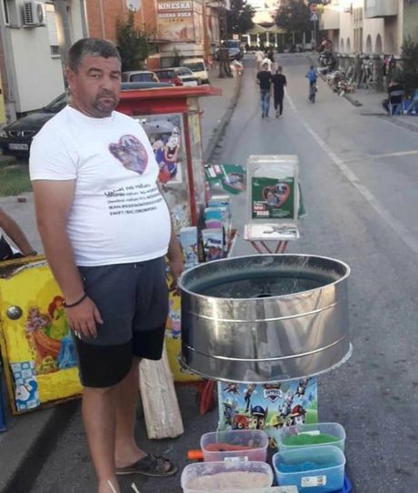 Nikola prodaje kokice i šećernu vunu kako bi sakupio novac za lečenje svojih sinova