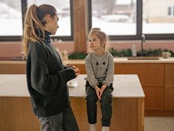 roditelji pitaju porodica deca majka i ćerka dete