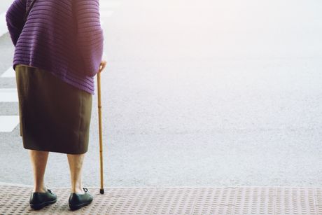 baka baba penzionerka starica sa štapom, pešački prelaz. saobraćaj, trotoar,