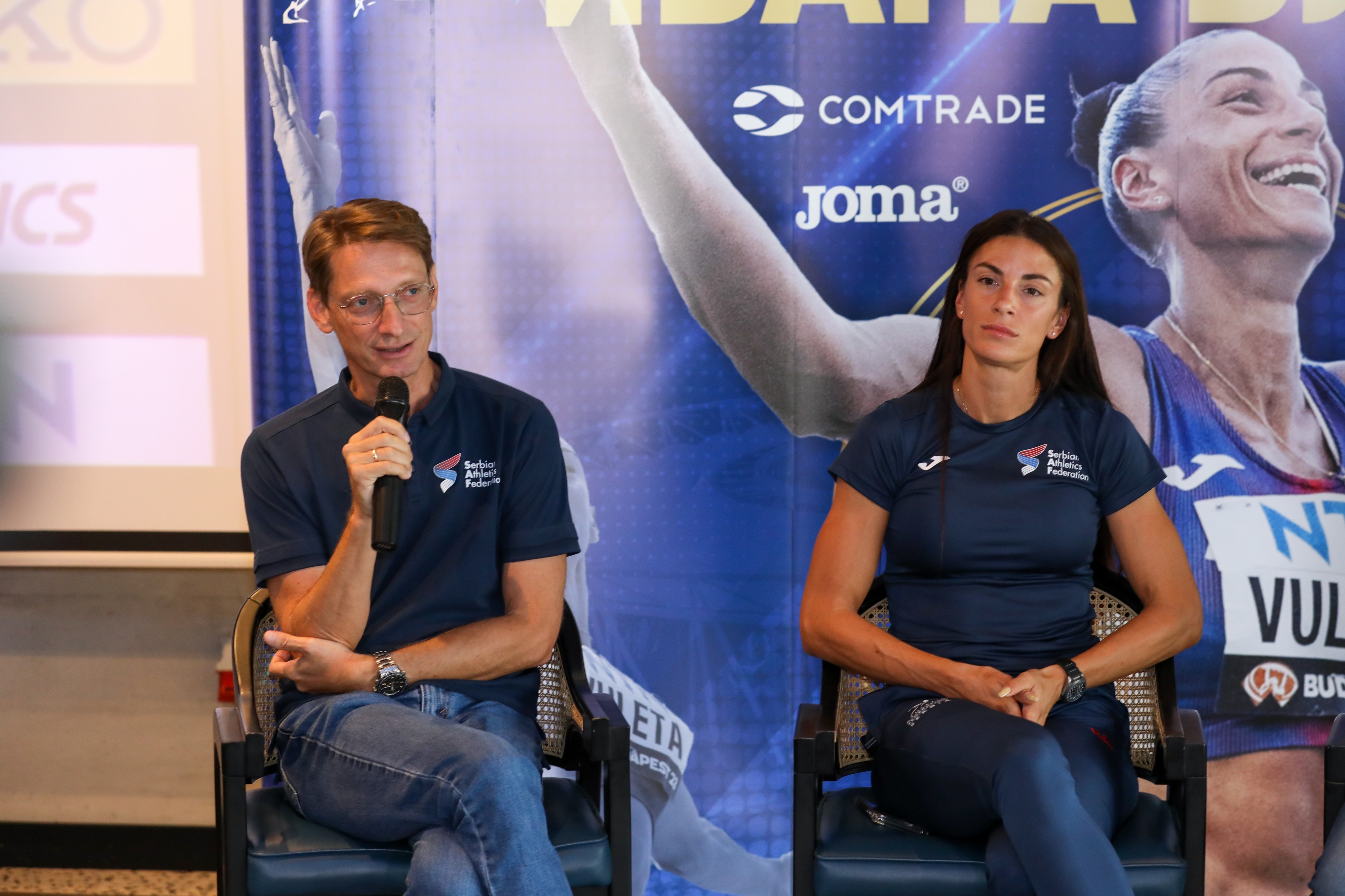 Ovo je cela Srbija videla u prenosu, njemu je prvo Ivana Španović dotrčala u zagrljaj posle uspeha na SP