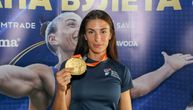 Ivana Vuleta se skinula u kupaći pored bazena, pa stavila zlatnu medalju oko vrata: Fotka oduševila fanove