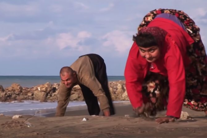 Turska porodica hoda četvoronoške Ulas family