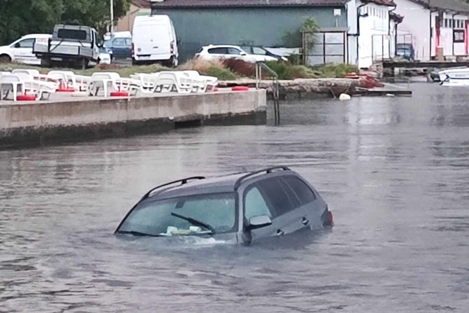 Zelenika Herceg Novi potopljen auto bujica Železnički most