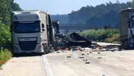 Potpuni haos na auto putu Novi Sad-Beograd: Sudar 2 kamiona, saobraćaj obustavljen i presumeren u ovom pravcu