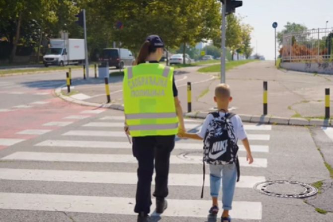 Saobraćajna policija, đak prvak, prelaženje ulice