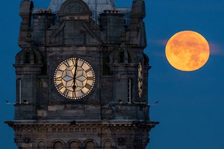 Super Mesec Plavi Mesec Supermoon Blue Moon Britanija Edinburg