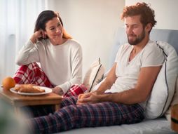 žena i muškarac u krevetu, doručak u krevetu