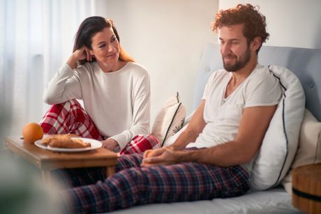 žena i muškarac u krevetu, doručak u krevetu žena i muškarac u krevetu, doručak u krevetu