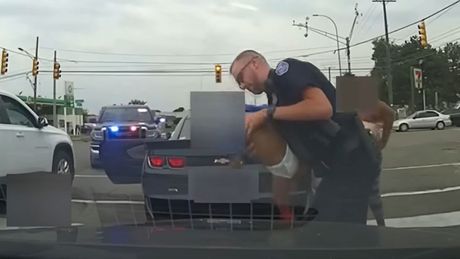 Policajac spasava bebu
