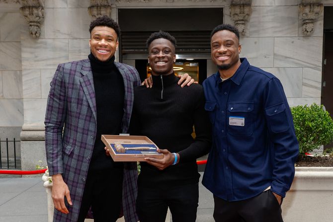 Antetokounmpo, Adetokumbo, Aleks Adetokumbo