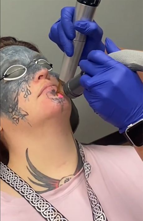 Tetovirana žena tetovaža lice