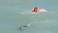 Foka napala dvojicu mladića dok su se kupali u moru! Ovo još niste videli