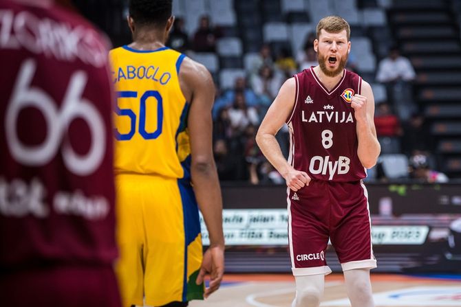 Davis Bertans i Bruno Kaboklo, Letonija - Brazil košarka