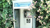 Da li se još uvek koriste telefonske govornice? Slika iz Grčke budi nostalgiju i među Srbima