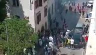 Haos u Mostaru: Masovna tuča navijača Veleža i Željezničara, povređen jedan muškarac