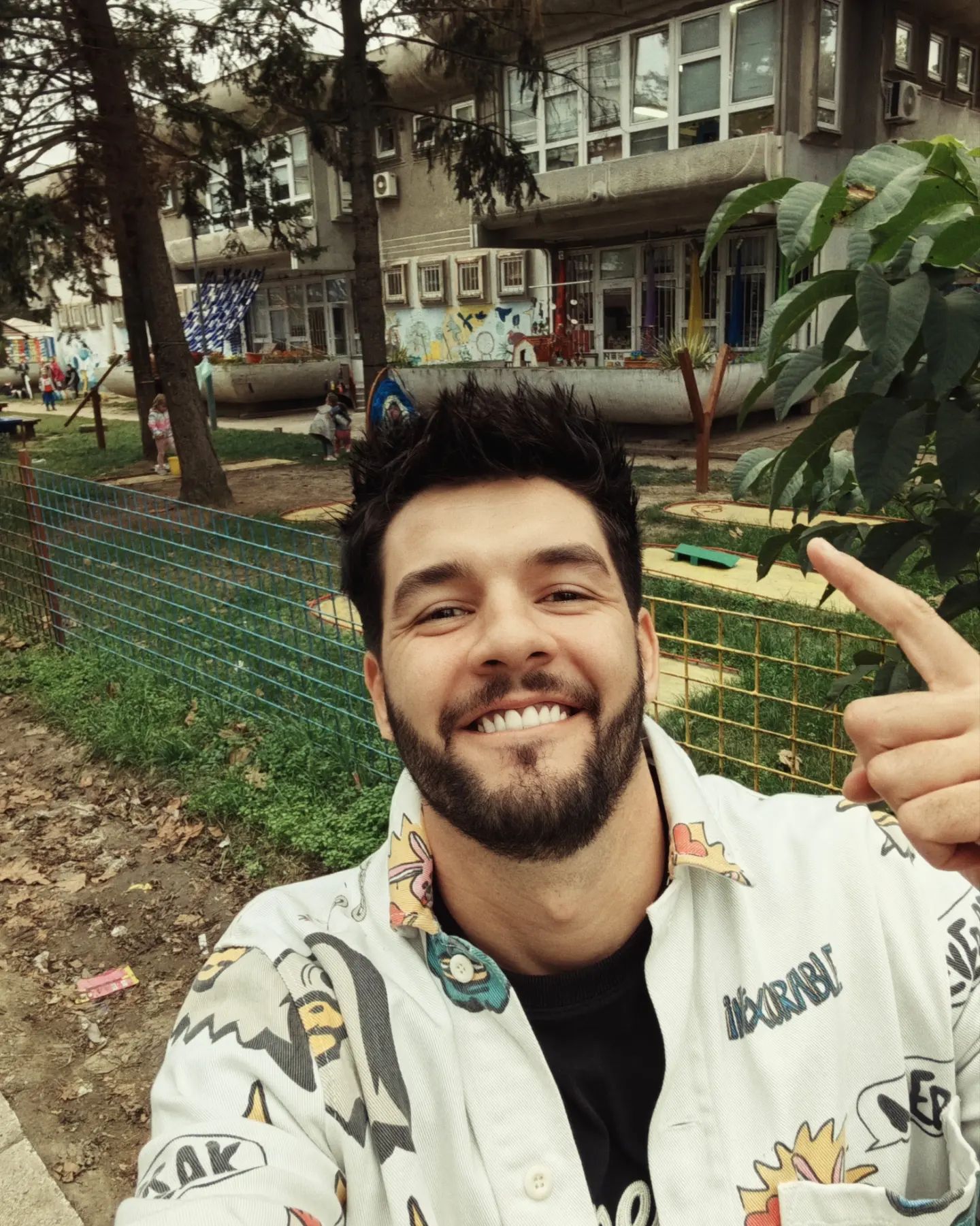 Stevan Piale raznežio sve slikom svojih naslednica: Sestre čuvaju malu Nađu, sve stalo u očeve tri reči