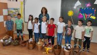 Nesvakidašnja tradicija đaka prvaka u vojvođanskom selu: Učiteljici na poklon u korpi doneli jednu životinju