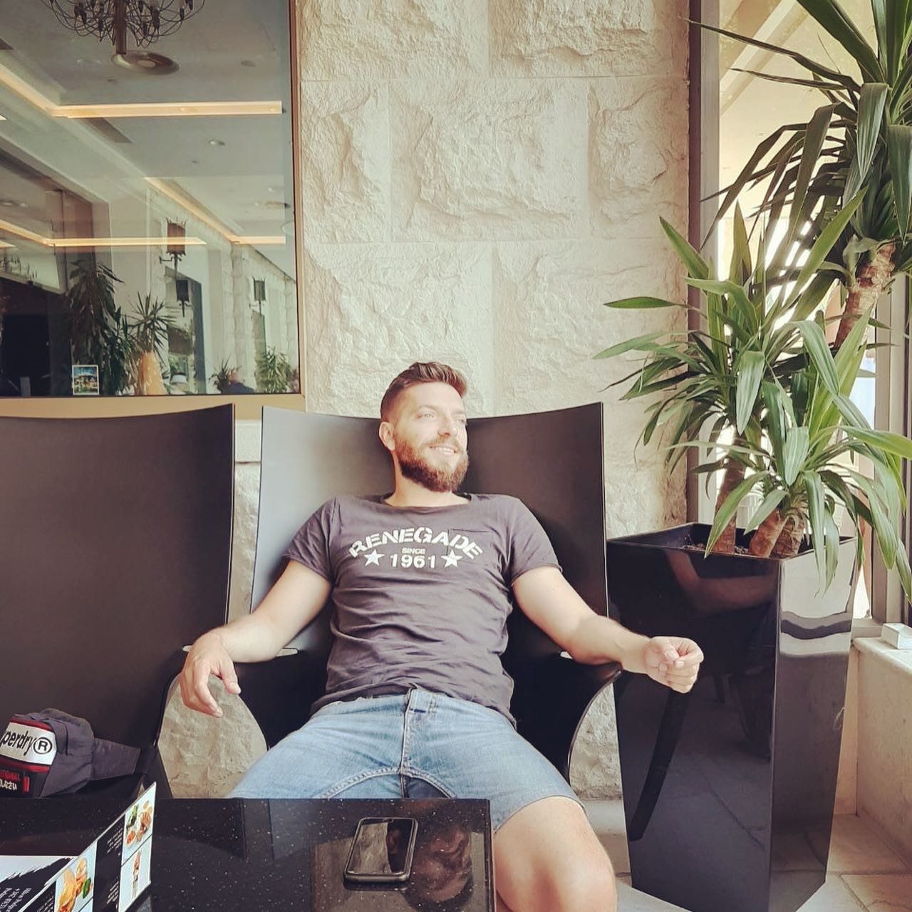 Naš glumac se nakon razvoda seli u stan sa bivšom ženom! Sad objavio snimak renoviranja: "Nadgledanje"