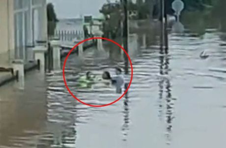 Žena deca gumeni čamac spasavanje Grčka nevreme poplave