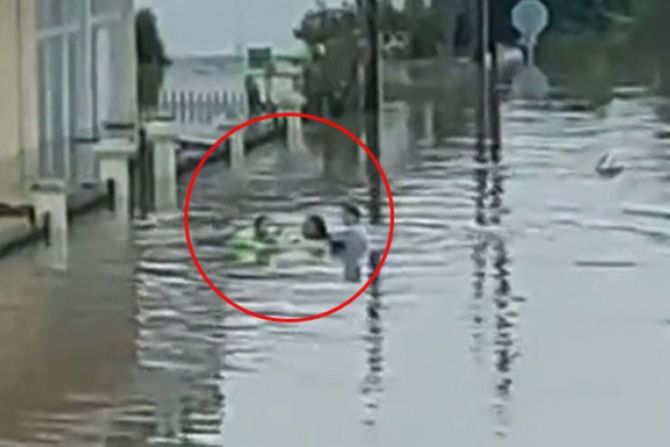 Žena deca gumeni čamac spasavanje Grčka nevreme poplave