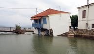 Grci se popeli na krovove kuća da bi se spasli, oko njih samo voda: Čekaju pomoć vojske i helikoptera