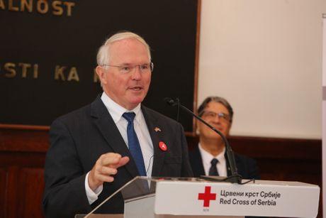 Kristofer Hil, Dobrovoljno davanje krvi ambasada SAD i Crveni krst Srbije