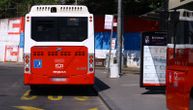 Scena koja je zaintrigirala putnike u busu 56: Šta se ovde dogodilo kad na šipci visi ova stvar?!
