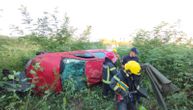 Izleteo s puta, auto se prevrnuo, vozač ispao, pa upao u bunar: Bizarna nesreća kod Sremske Kamenice