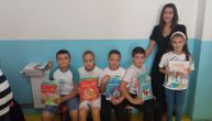 Deca sa KiM dobila 35 kompleta udžbenika iz Niša: Preuzela ih malena Pavlina