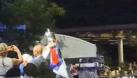 Novaku dodali srpsku zastavu ispred stadiona dok je pričao za televiziju: Svi su ponosni šta je uradio