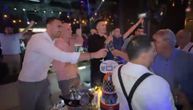 Ekskluzivno! Zavirite na proslavu košarkaša i Novaka: Svi zagrljeni, Pešić nazdravlja uz šampanjac