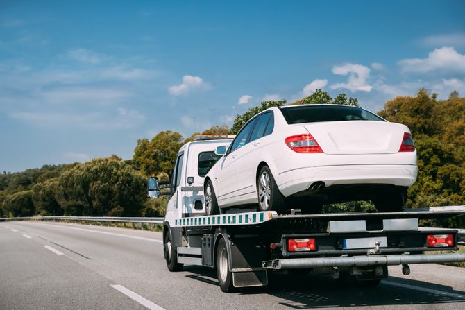 Pauk, odnošenje automobila, Mercedes, kamion Pauk, odnošenje automobila, Mercedes, kamion