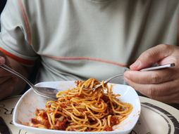 Pasta, špagete, čovek jede špagete