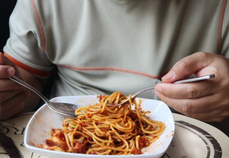 Pasta, špagete, čovek jede špagete
