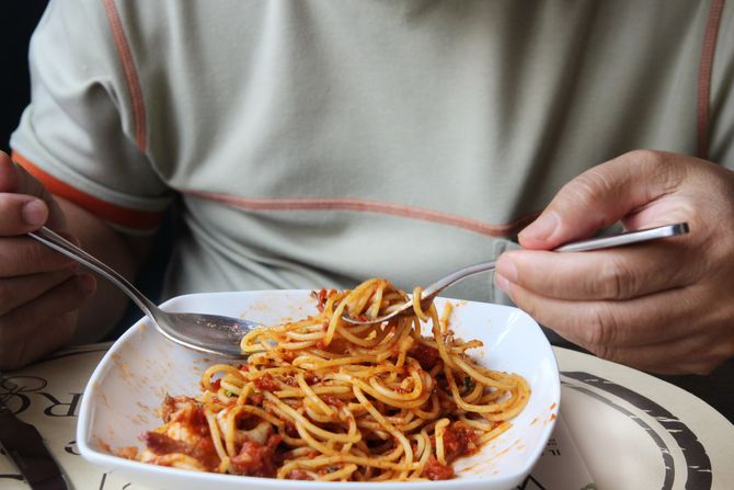 Pasta, špagete, čovek jede špagete Pasta, špagete, čovek jede špagete