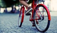 Ukrao dečji bicikl iz zgrade, seo i odvezao se u nepoznatom pravcu: Snimak drske krađe u Beogradu