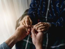 Starica baka baba starački dom bolnica unuk sin