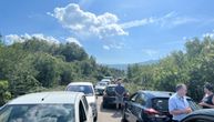 Nezgoda na putu u blizini manastira Ostrog: Put uzak, a ispod vozila provalija