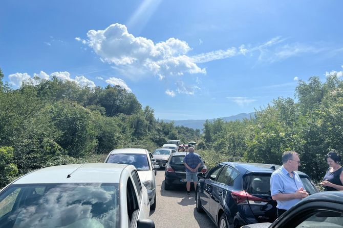 Saobraćajni haos na putu u blizini manastira Ostrog