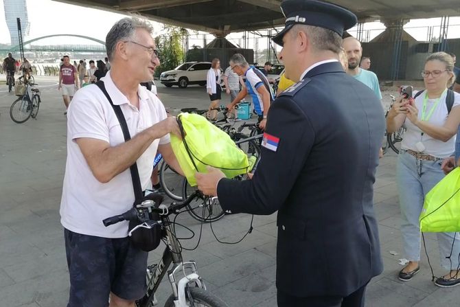 Slaviša Lakićević podela opreme za bicikliste