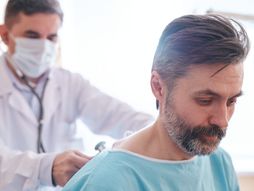 Doktor, lekar sluša pluća pacijentu