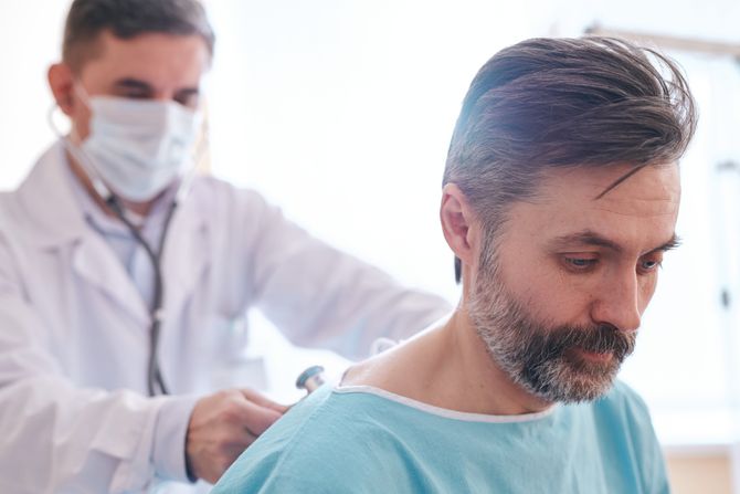 Doktor, lekar sluša pluća pacijentu Doktor, lekar sluša pluća pacijentu