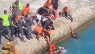 Žena upala u more tokom ukrcavanja na brod, ljudi odmah skočili za njom: Snimak iz Grčke vraća veru u ljude